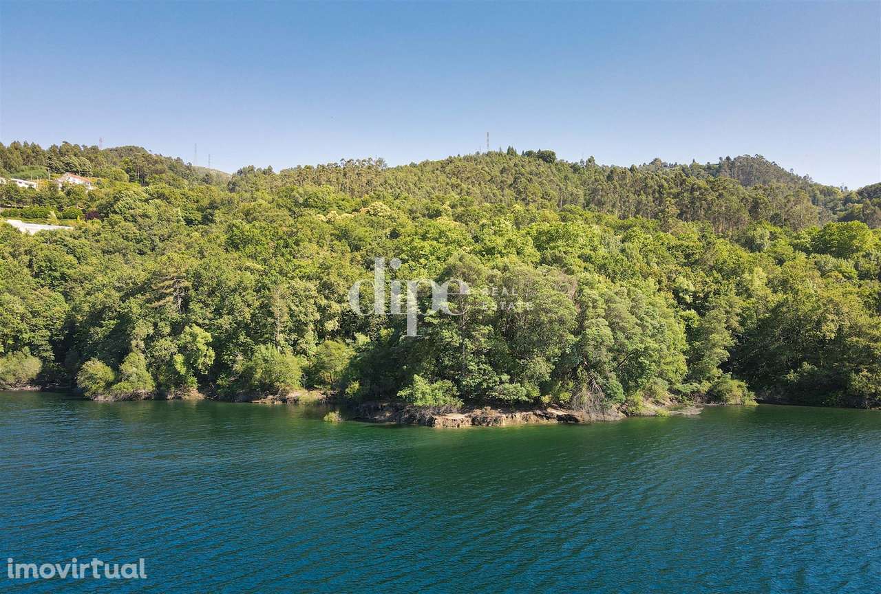 Terreno com frente rio na Albufeira da Caniçada, Gerês - Grande imagem: 3/12