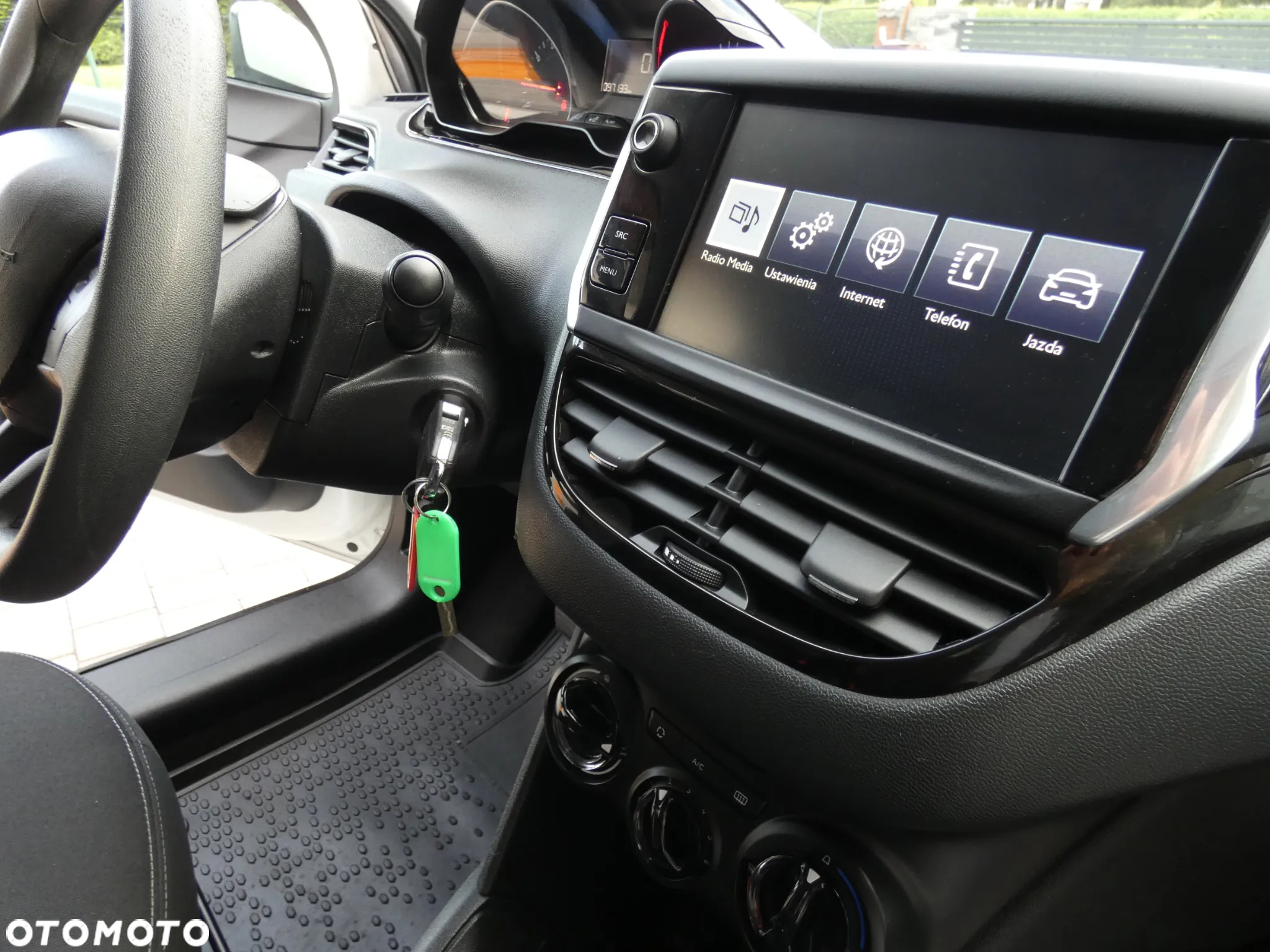 Peugeot 208 - 12