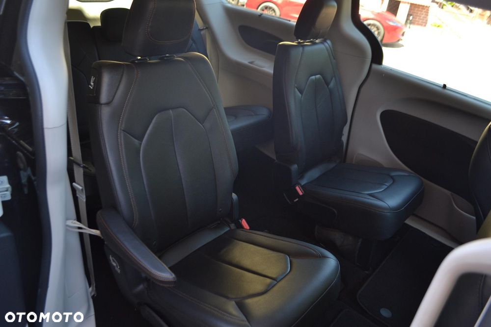 Chrysler Pacifica - 32