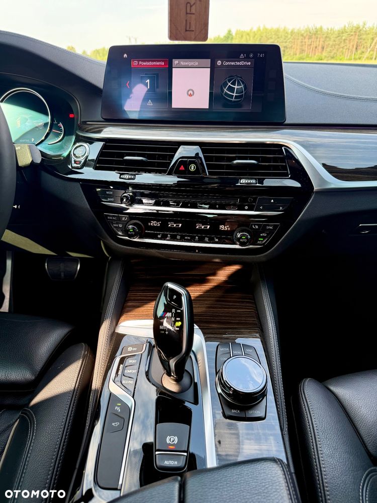 BMW Seria 5 M550i xDrive - 25