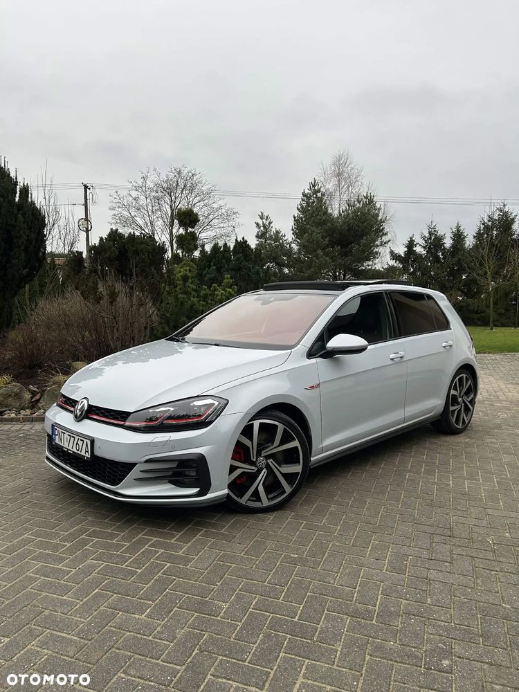 Volkswagen Golf - 1