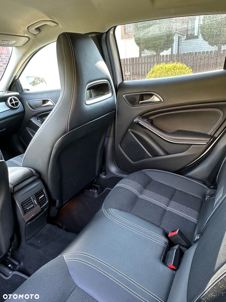 Mercedes-Benz GLA 200 7G-DCT - 11