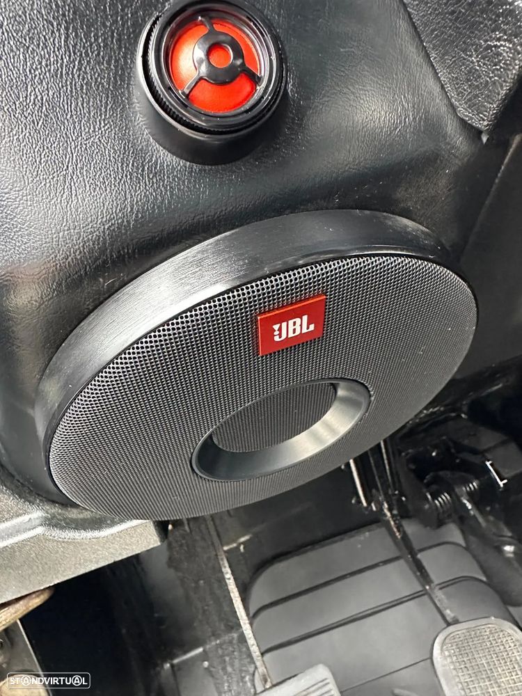 Land Rover Defender - 25