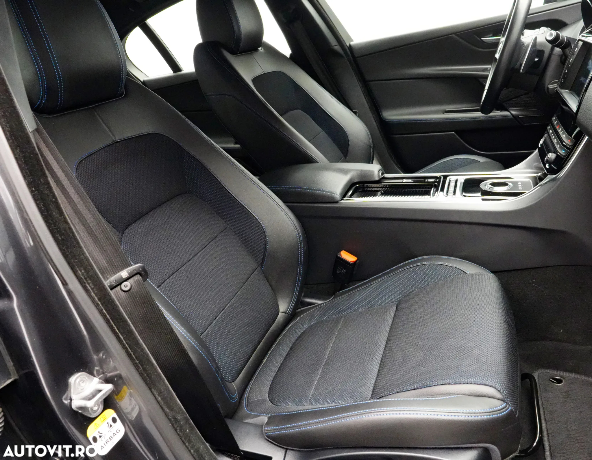 Jaguar XE 2.0 R-Sport - 15