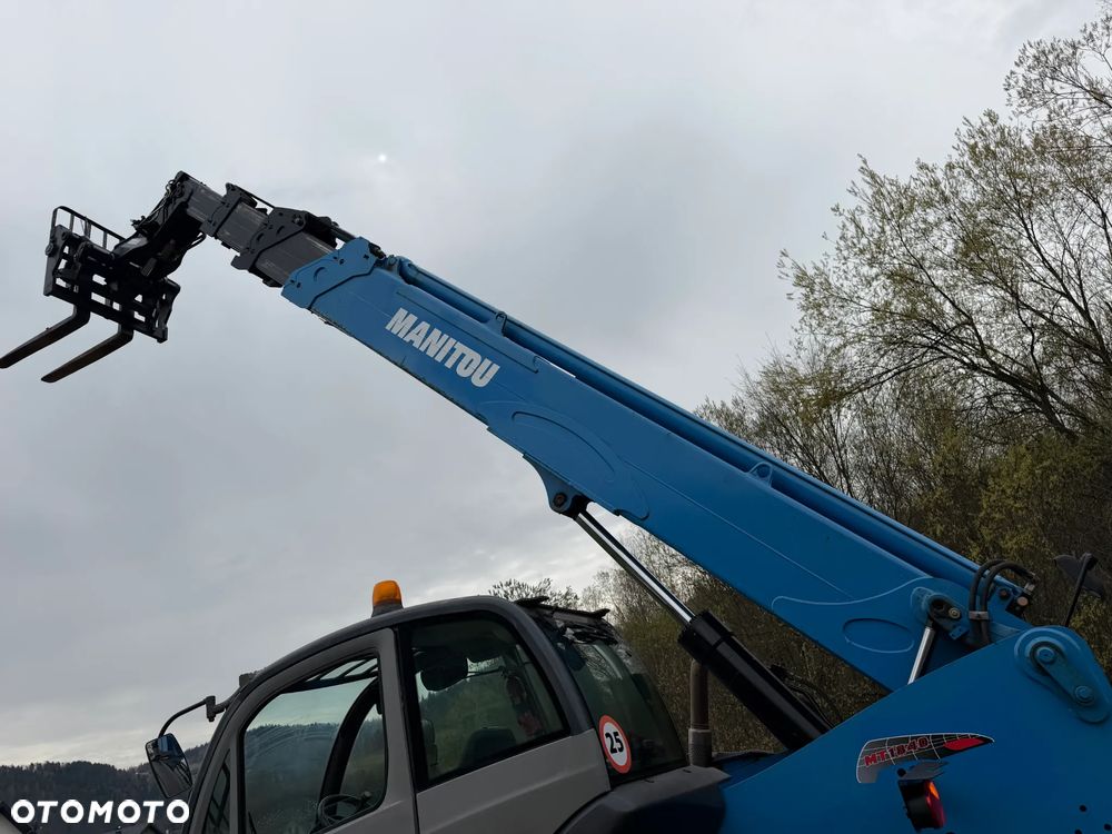 Manitou MT1840. Ładowarka Teleskopowa 18 metrów wysuw! UDŹWIG 4 TONY! Przebieg 2600 mtg. jak Nowa z SALONU. 2016 rok. z Norwegii z Gospodarstwa rolnego! Silnik PERKINS Turbo 110 km. Aktualne Serwisy w Dekra. Nowy Model sterowane wszystko z 1 dżojstika. Ani deka luzów czy wycieku. OKAZJA! Jazda REWERS + 4 biegi. Skręt 3 tryby. Wyjście Hydrauliczne pod przyczepę i oświetlenie, Poziomowanie ośi stabilizatory! Wyjścia Hydrauliczne na maszt! Okazja - 18