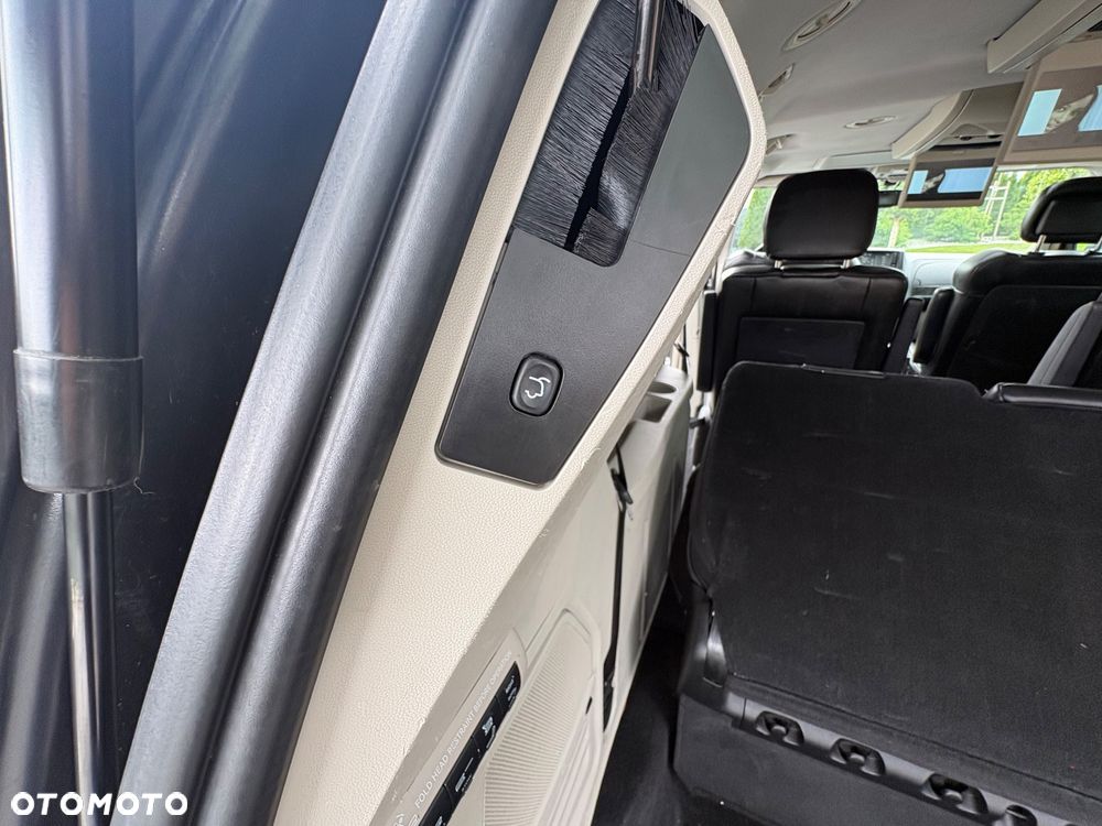 Chrysler Town & Country - 24