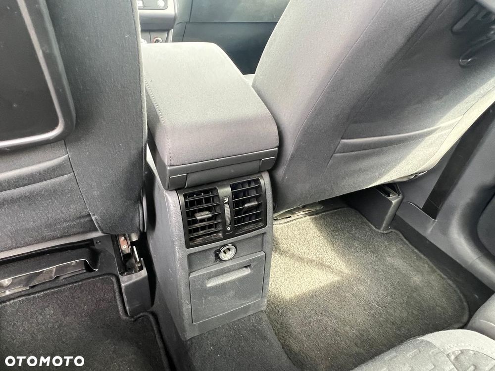 Volkswagen Touran 1.9 TDI DPF BlueMot Highline - 22