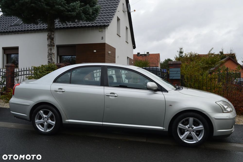 Toyota Avensis 1.6 VVT-i Luna - 2