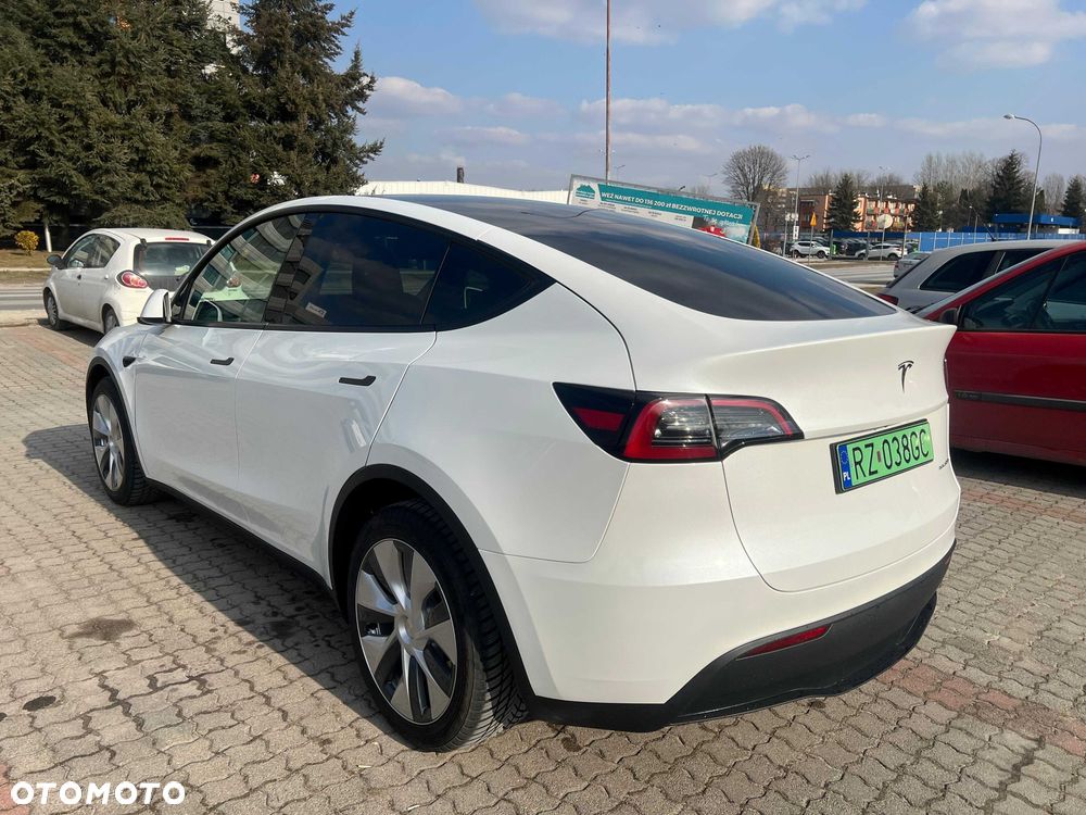 Tesla Model Y - 4