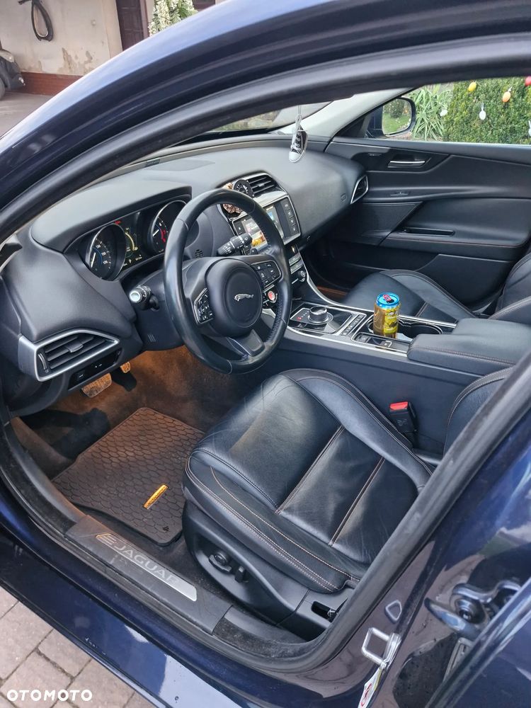 Jaguar XE 2.0 T Prestige - 13