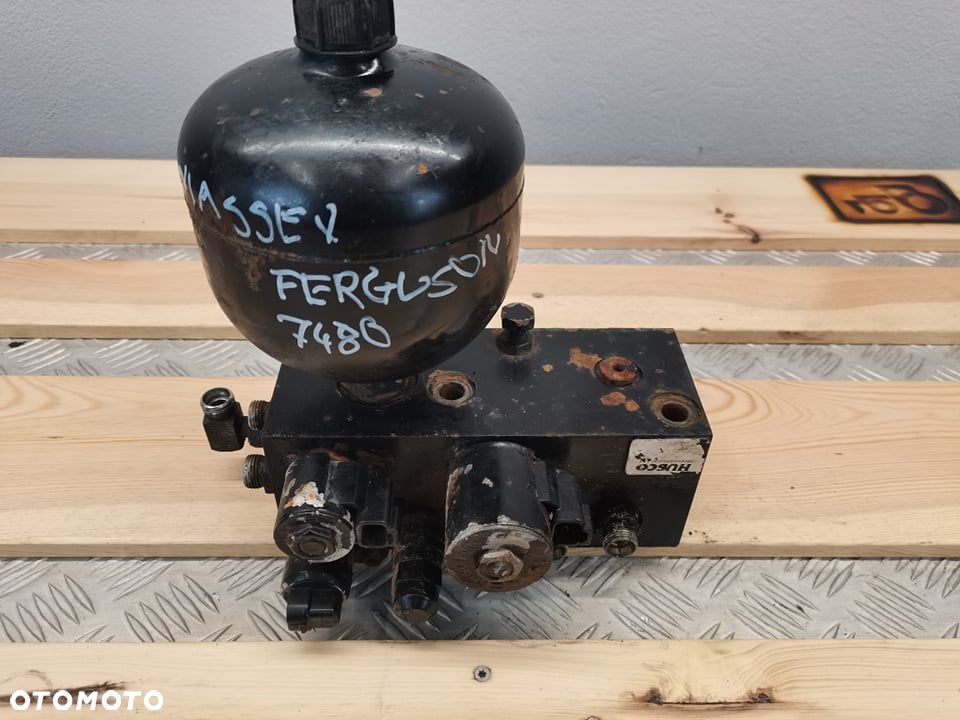 Blok zaworowy sterowania osią Massey Ferguson 7480 - 5