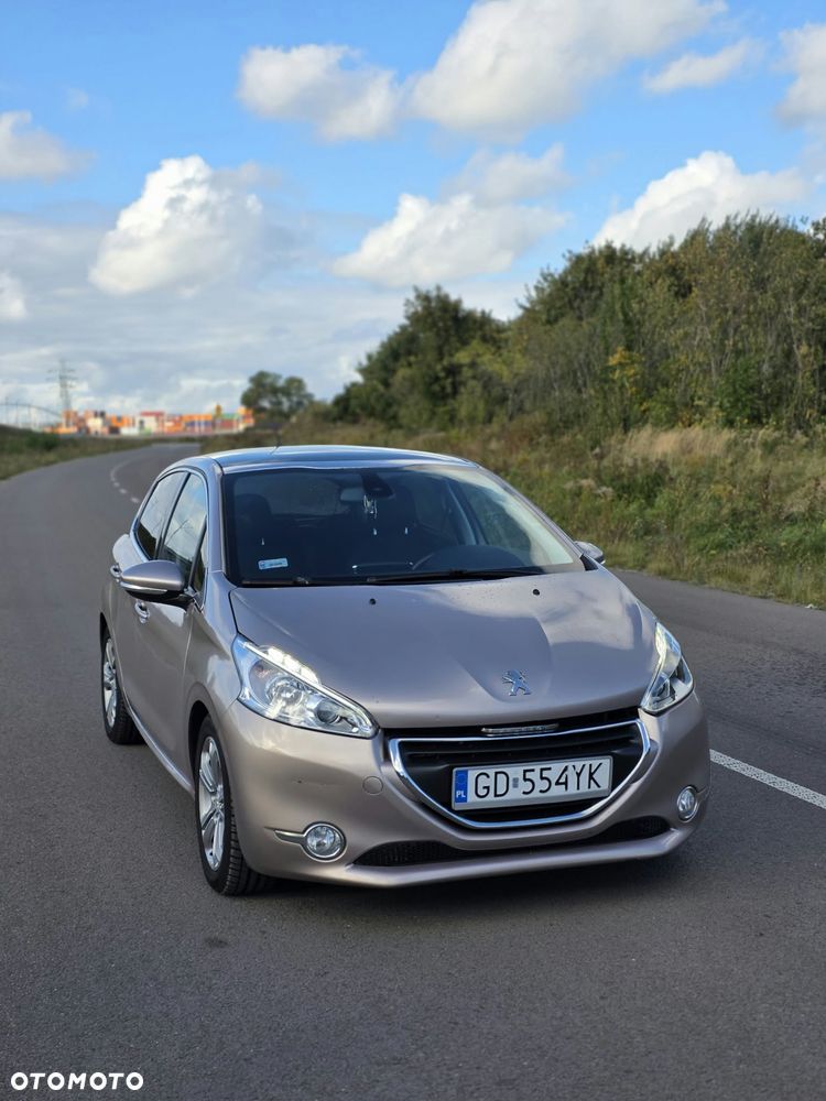 Peugeot 208 2012 photo 2