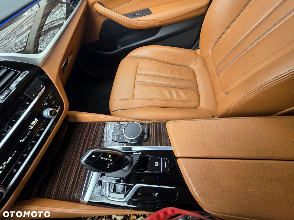 BMW Seria 5 518d Luxury Line - 10