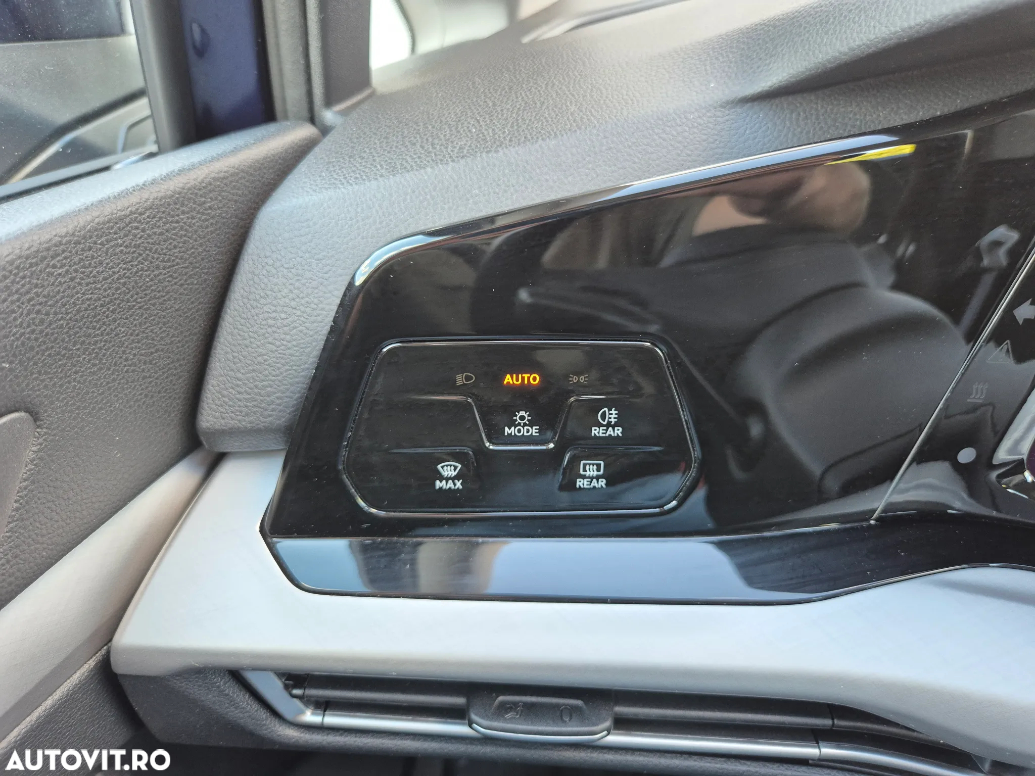 Volkswagen Golf 1.0 eTSI DSG MHEV Life - 36