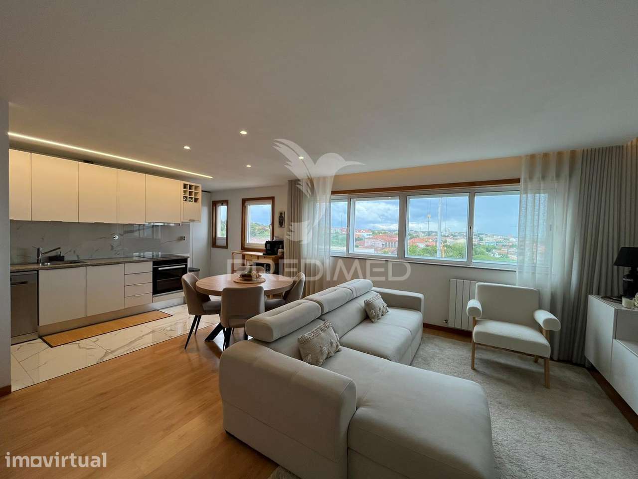 T2 Renovado com Vista Mar | Último Andar | Condominio Fechado - Grande imagem: 5/40