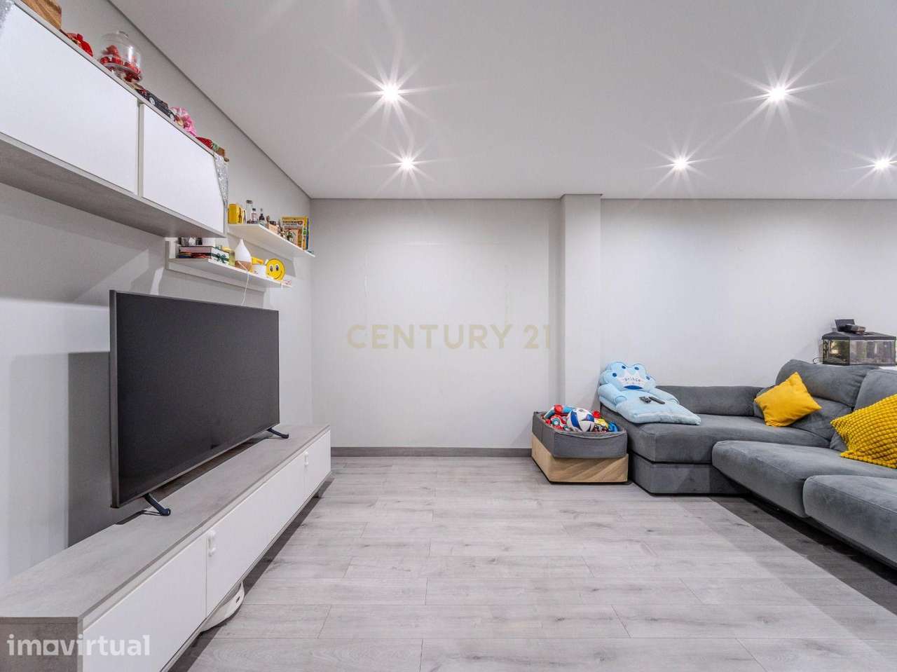 Apartamento T2 com varanda, elevador e garagem em Rio Tinto junto ao m - Grande imagem: 3/24
