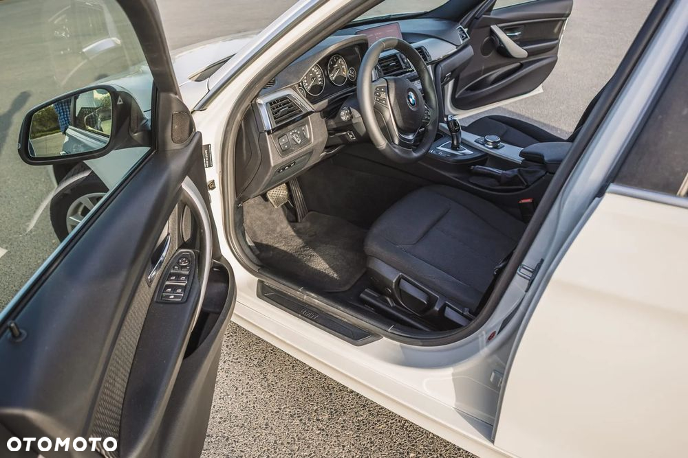 BMW Seria 3 325d Advantage sport - 28
