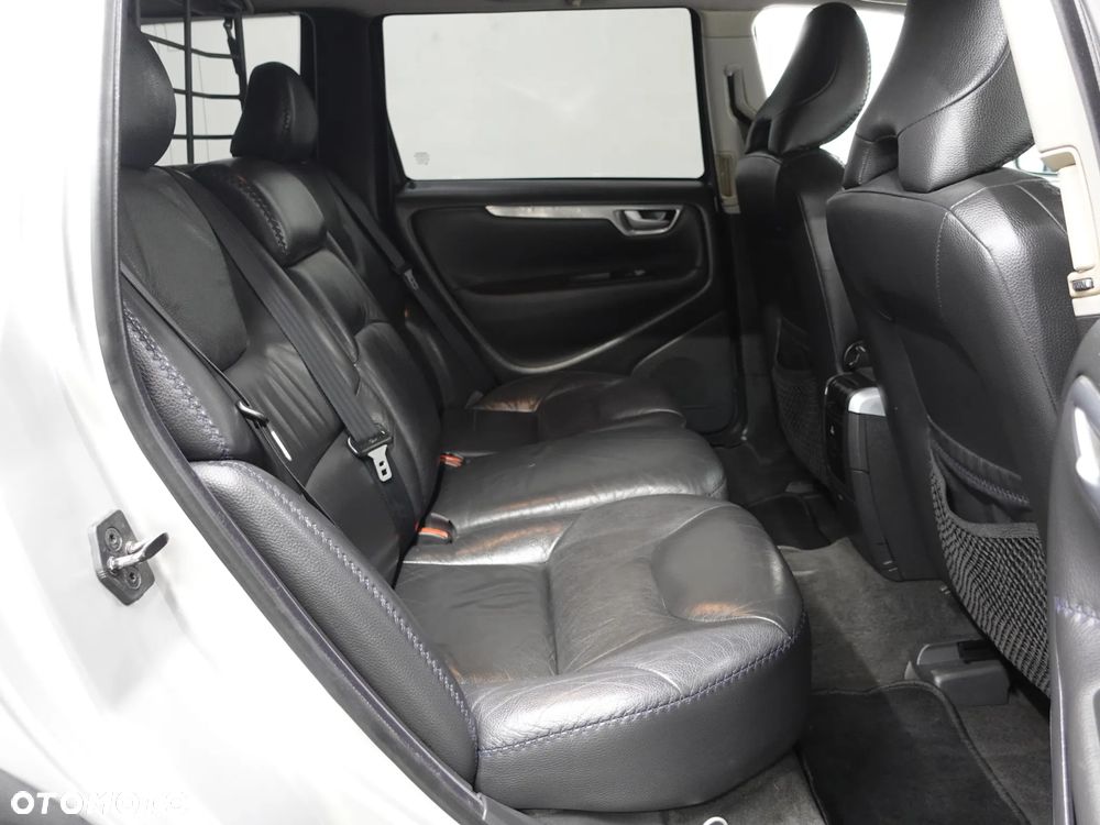 Volvo XC 70 D5 AWD Momentum - 25