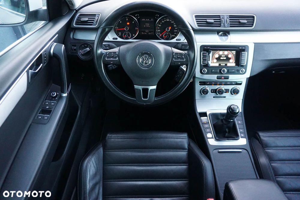 Volkswagen Passat - 32