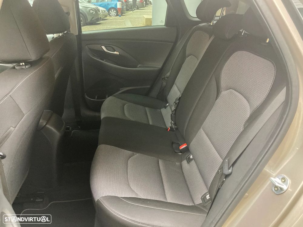 Hyundai i30 SW 1.6 CRDi Comfort+Navi - 13