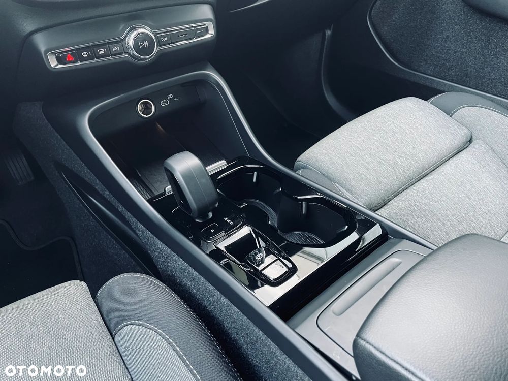 Volvo XC 40 B3 Plus Dark - 20