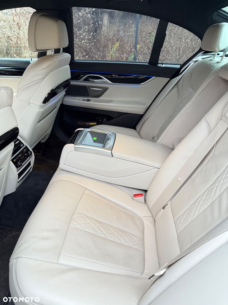 BMW Seria 7 750i xDrive sport - 29