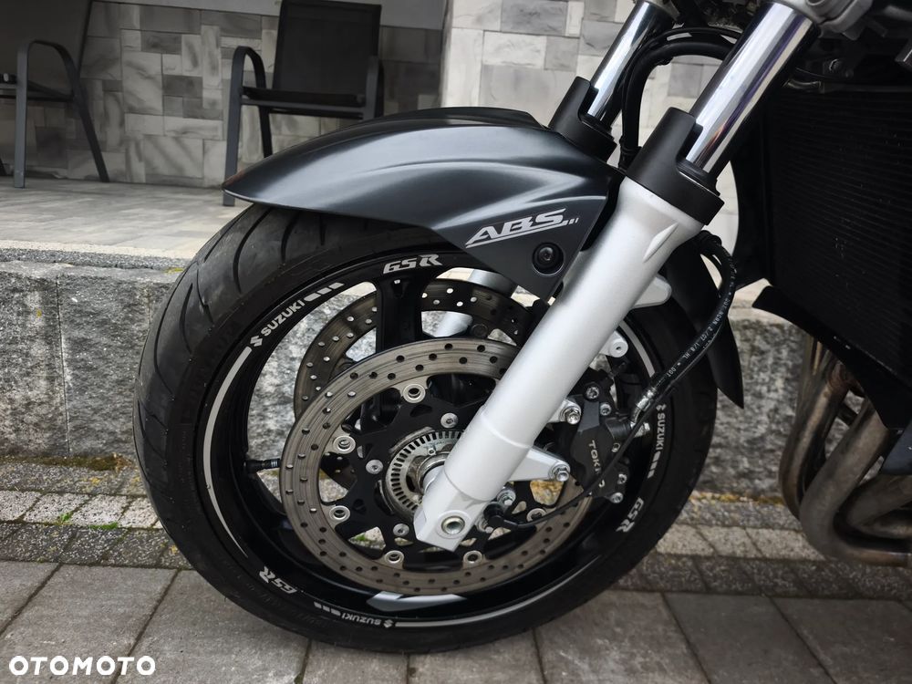 Suzuki GSR - 6