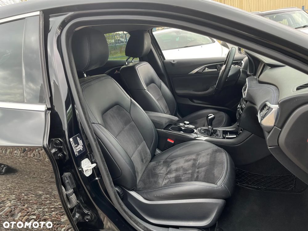 Infiniti Q30 - 35