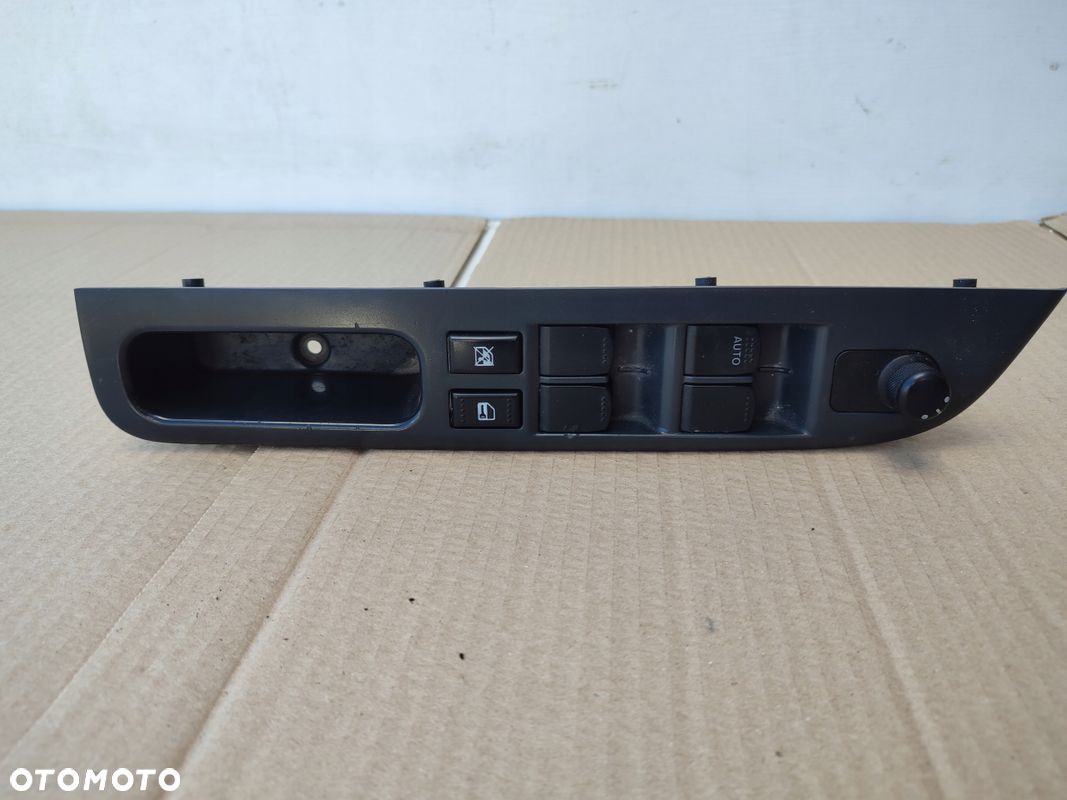 Przełącznik szyb rączka drzwi lewy przód kierowcy SUZUKI SWIFT IV MK6 EUROP - 1