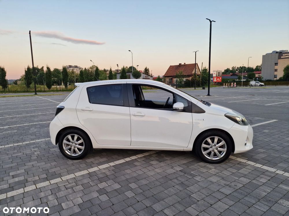 Toyota Yaris Hybrid 100 Business Edition - 12