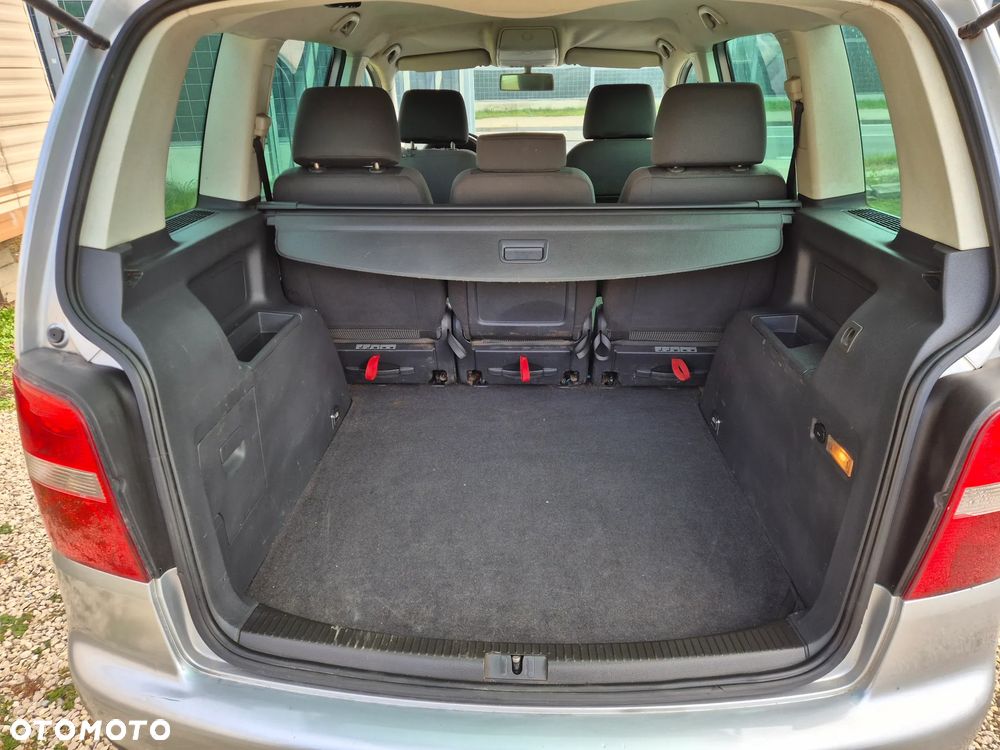Volkswagen Touran - 11