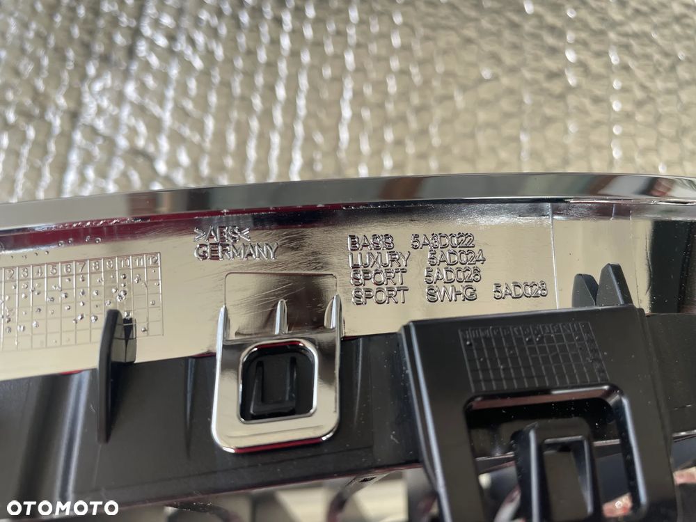 Grill atrapa nerka prawa BMW 5A3D022 51135A3D022 oryginał - 3