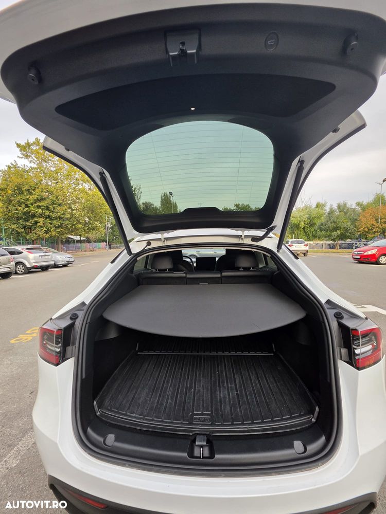 Tesla Model Y - 16
