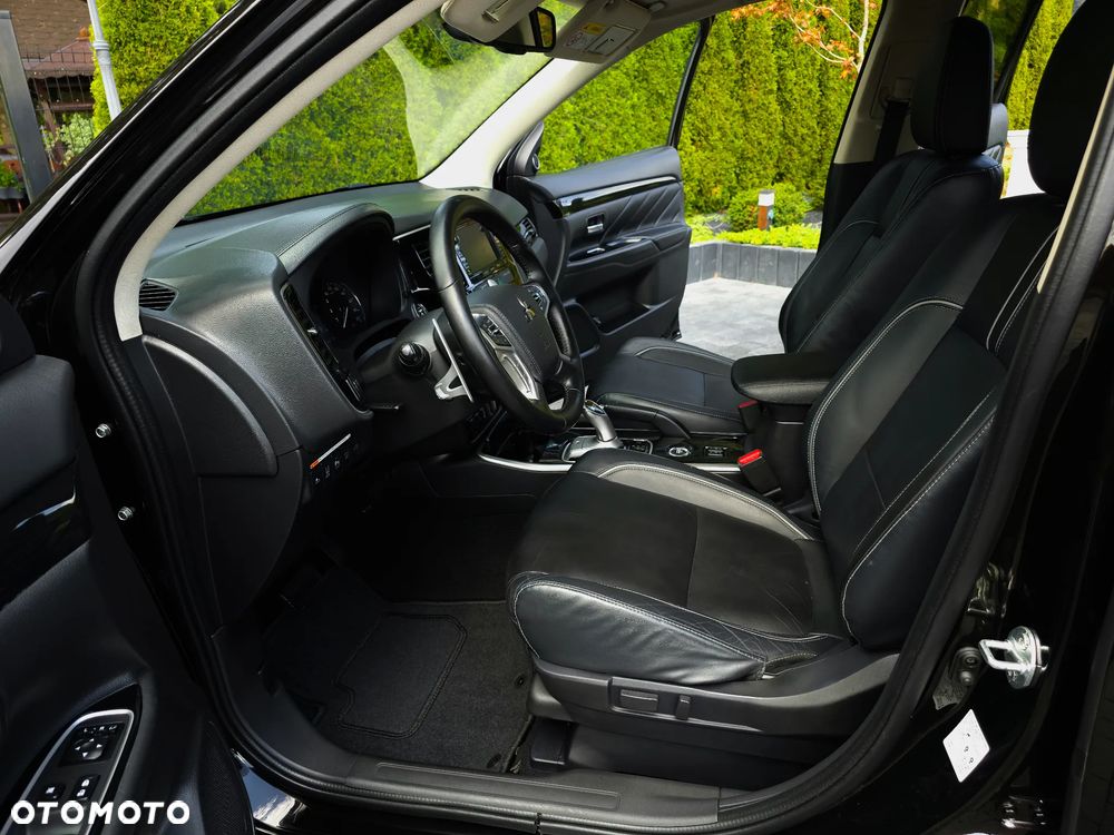 Mitsubishi Outlander Instyle NAVI + - 18