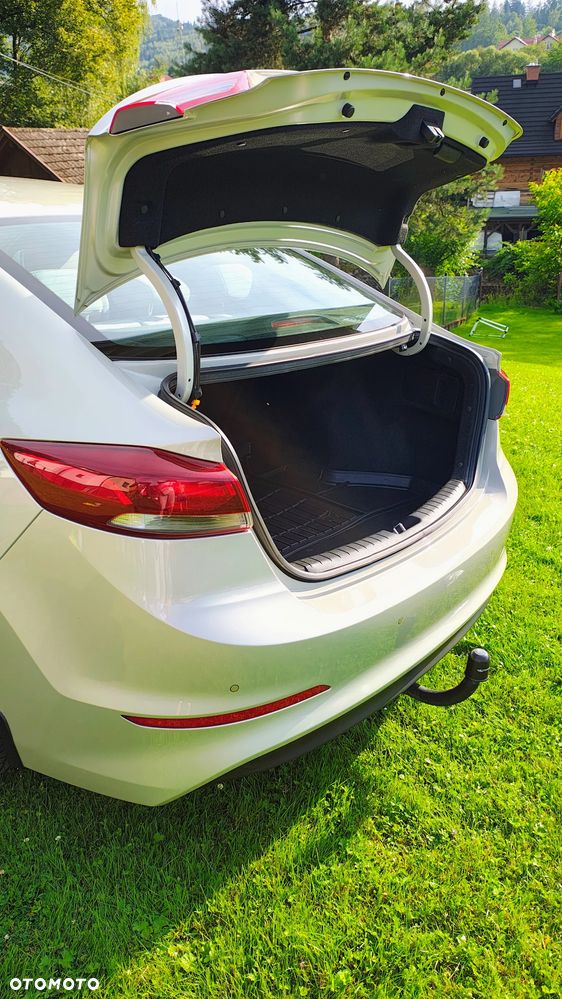 Hyundai Elantra 1.6 Comfort - 11