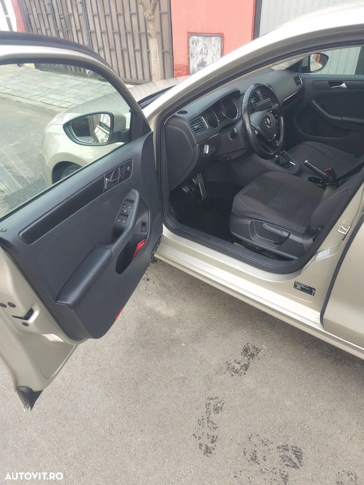 Volkswagen Jetta 2.0 TDI Comfortline - 12