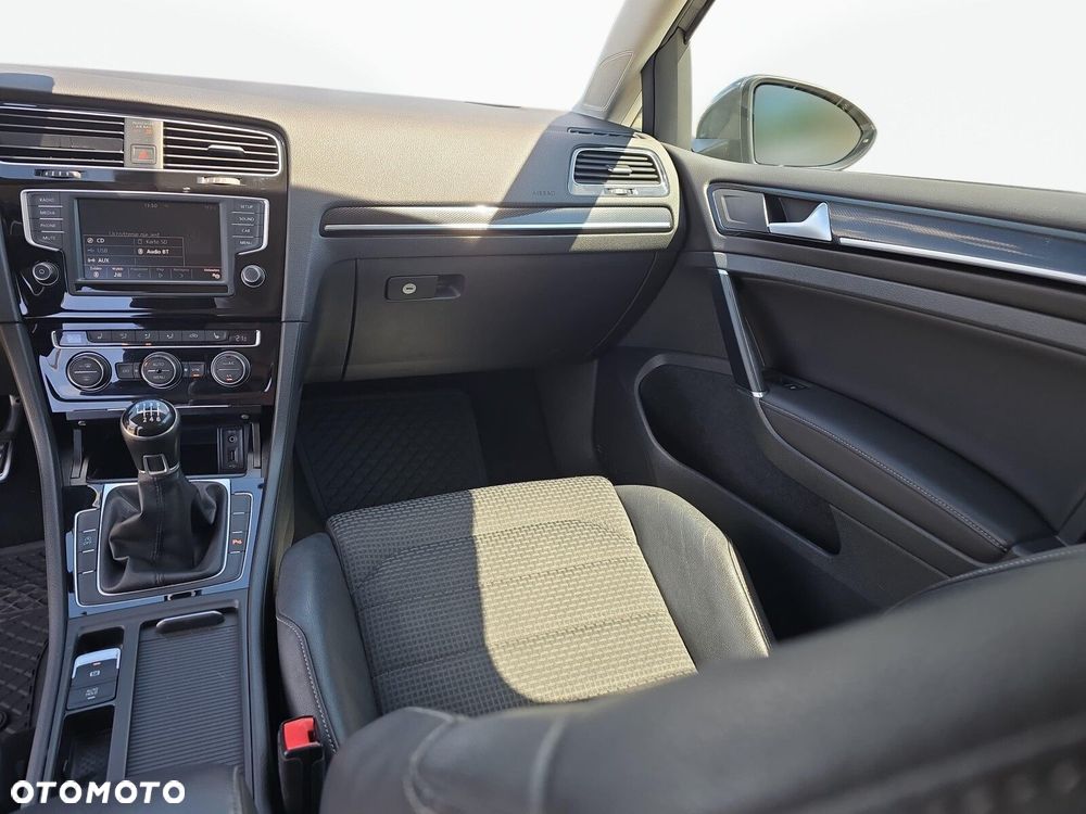Volkswagen Golf - 24