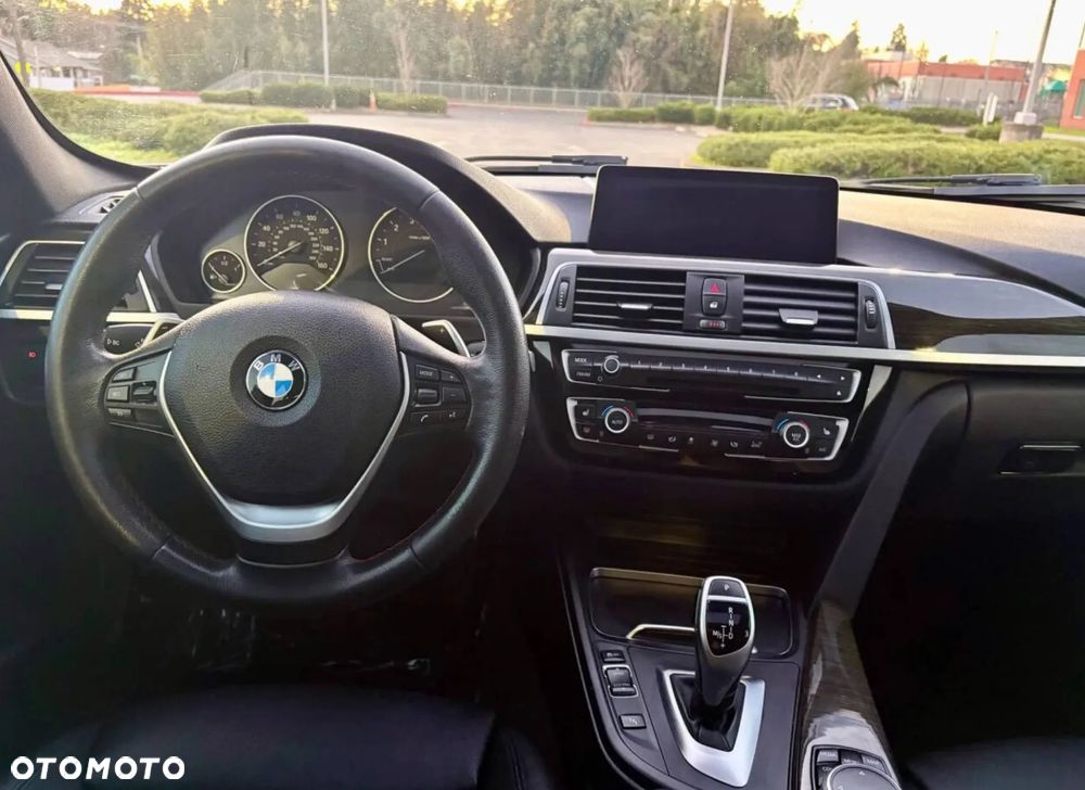 BMW Seria 3 330i xDrive - 11