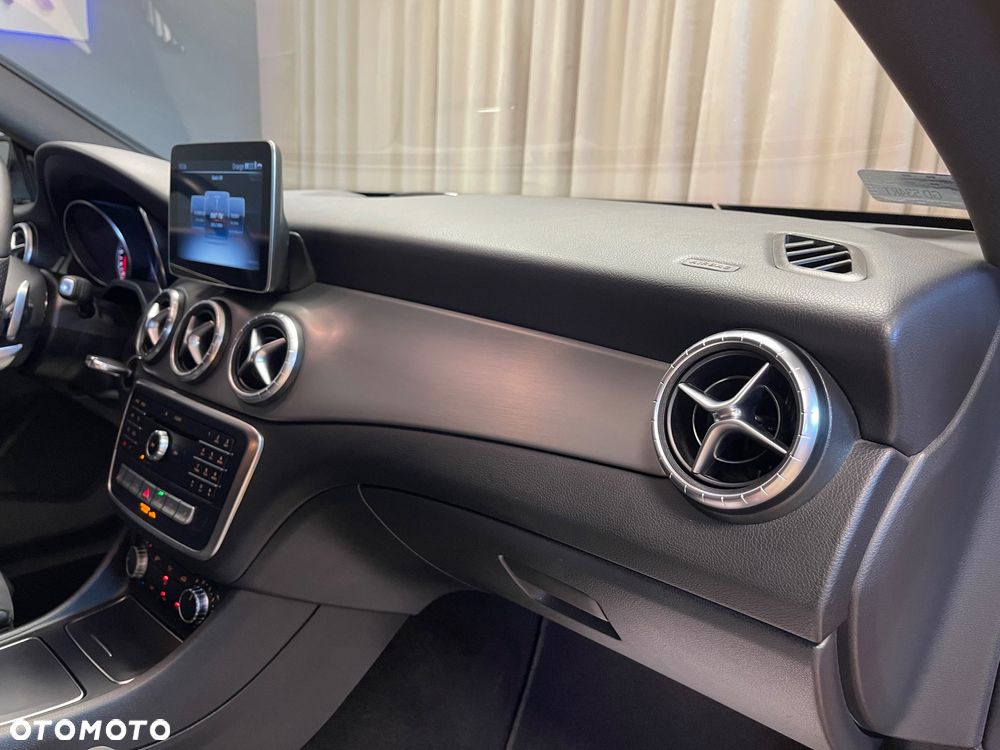 Mercedes-Benz CLA 200 7G-DCT AMG Line - 29