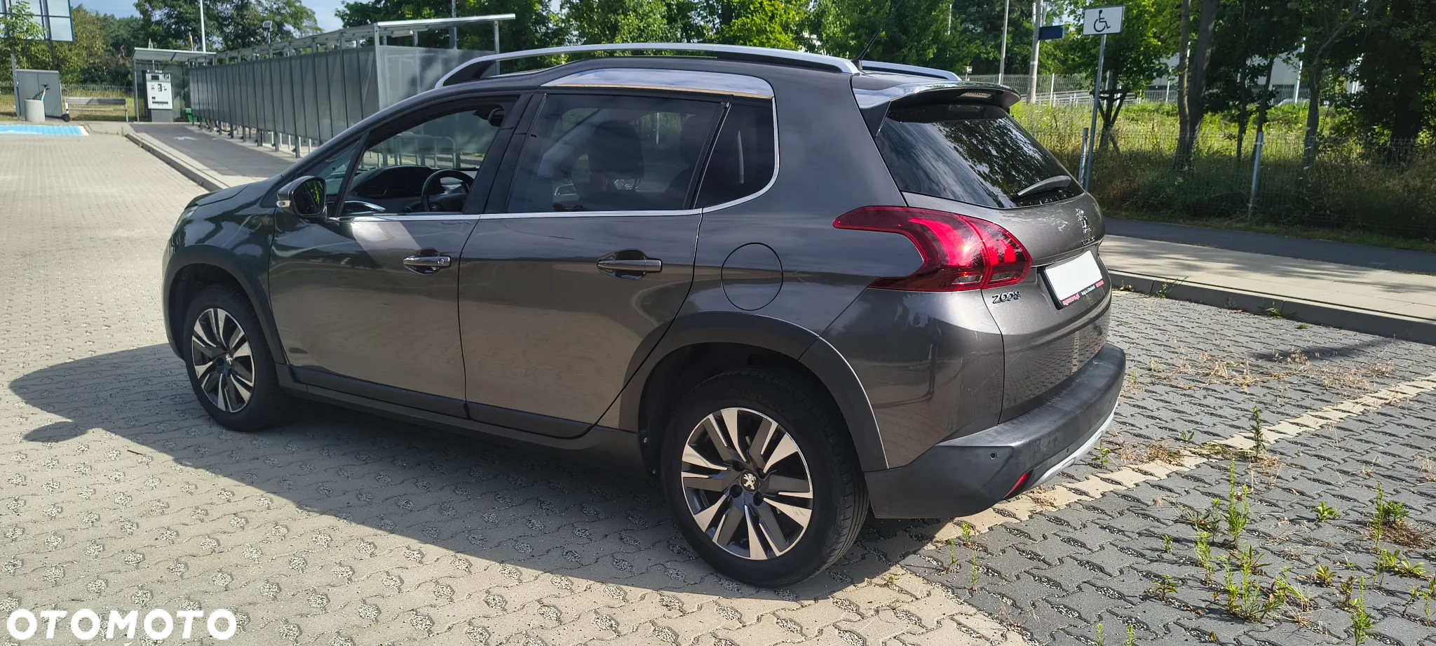 Peugeot 2008 1.2 Pure Tech Allure S&S - 6
