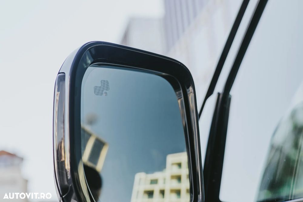 Land Rover Defender 110 2.0L D240 SE - 9