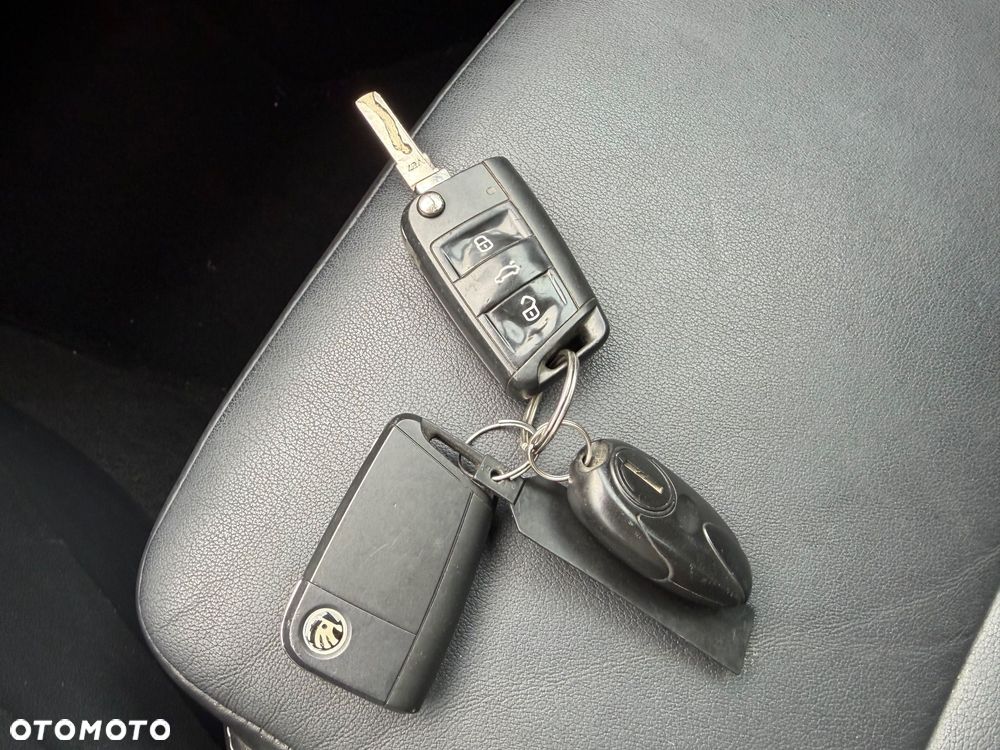 Skoda Octavia 2.0 TDI DSG RS - 32