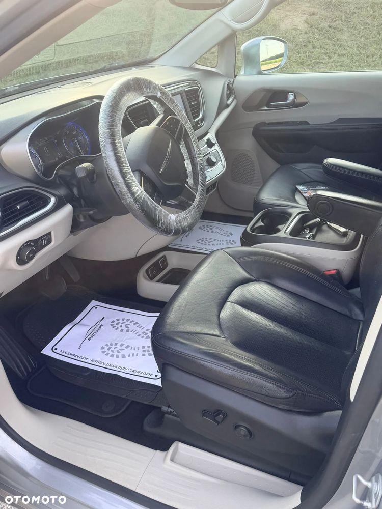 Chrysler Pacifica - 11