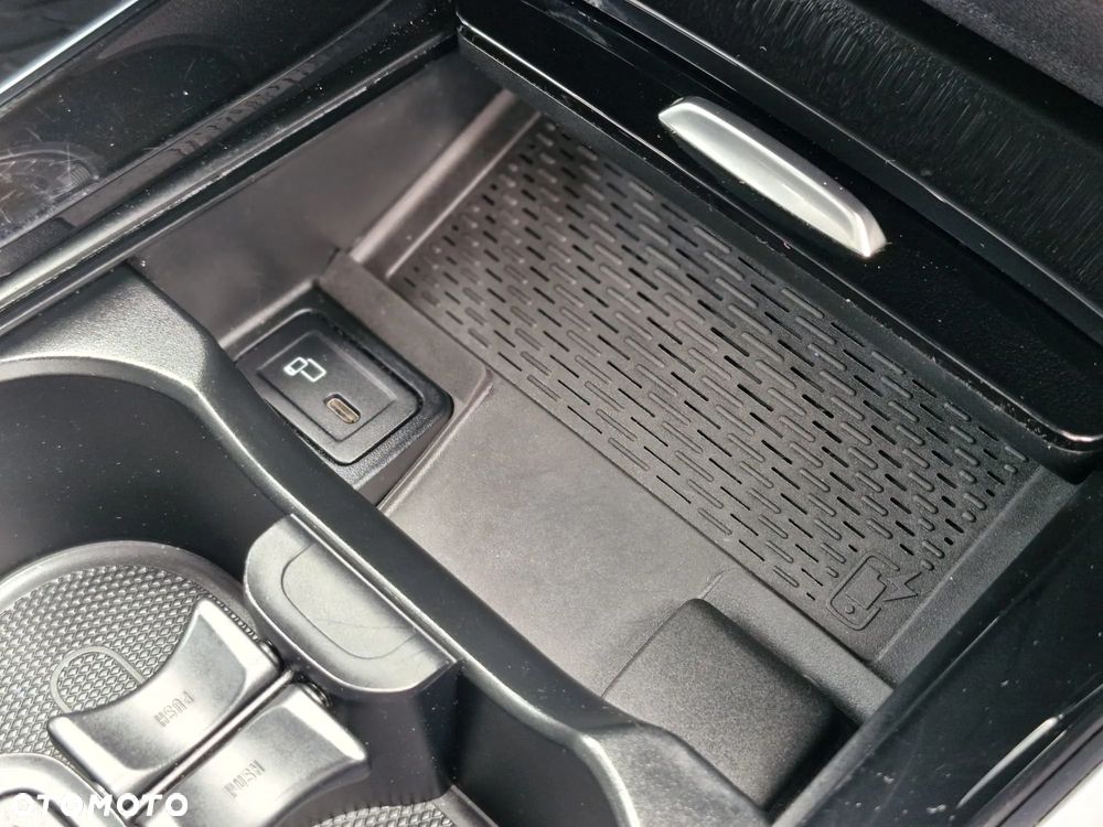 Mercedes-Benz GLB 200 4-Matic AMG Line 8G-DCT - 29