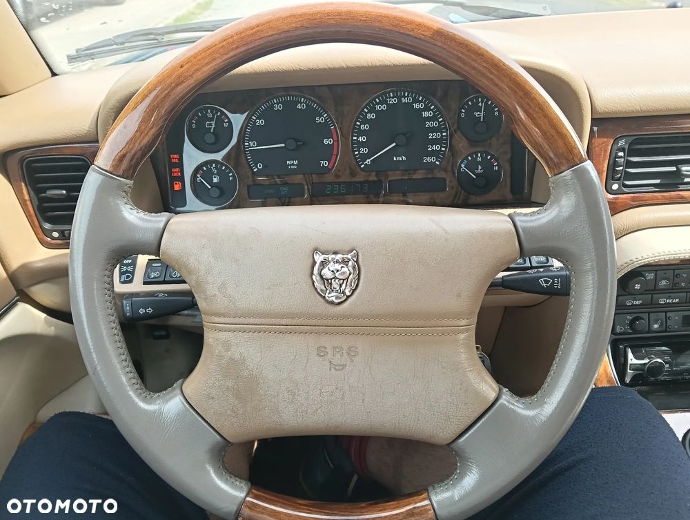 Jaguar XJ - 21