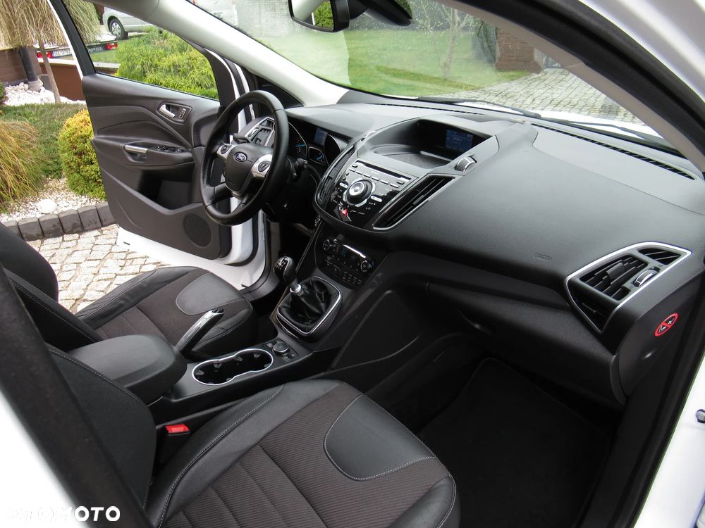 Ford Kuga 1.6 EcoBoost 2x4 Titanium - 35