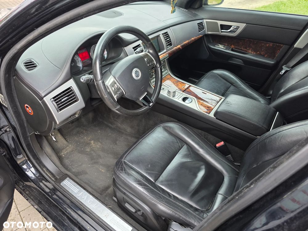 Jaguar XF 2.7 V6 D Premium Luxury - 11
