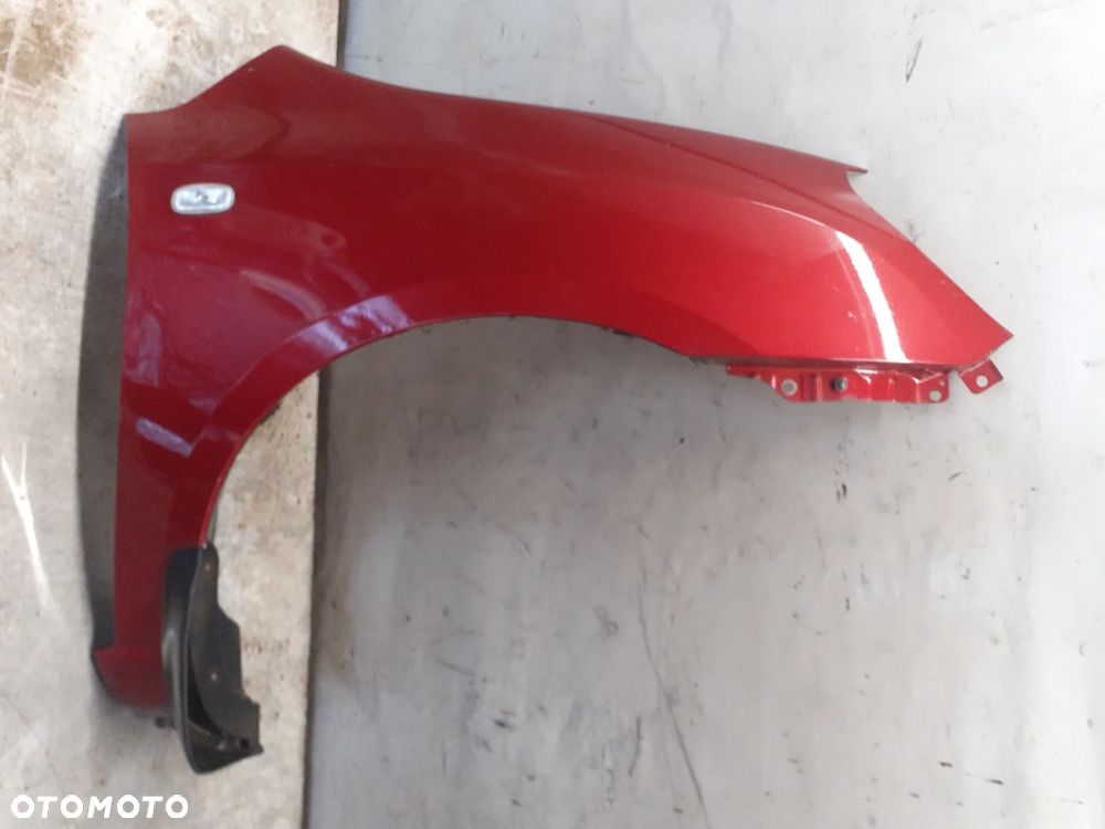 * KIA CARENS 3 III  BŁOTNIK PRZÓD PRAWY 3H WIŚNIOWY - 1