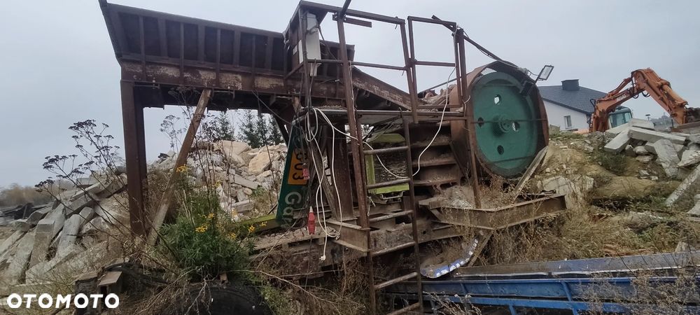 Inny Makrum 40.15 - 3