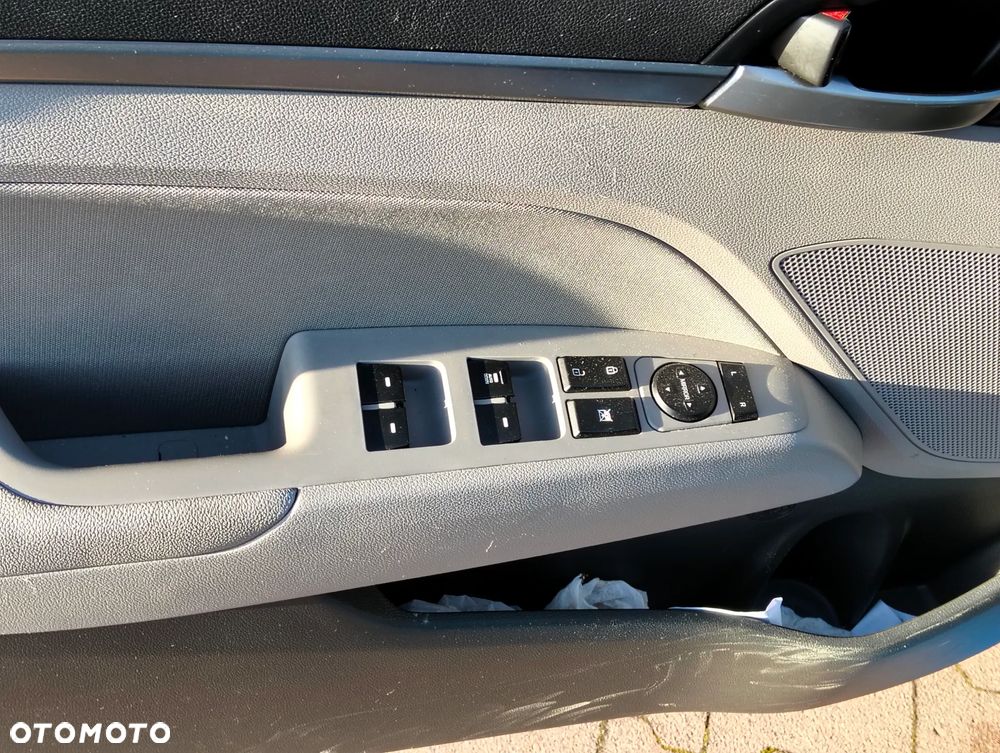 Hyundai Elantra 1.6 Comfort - 9